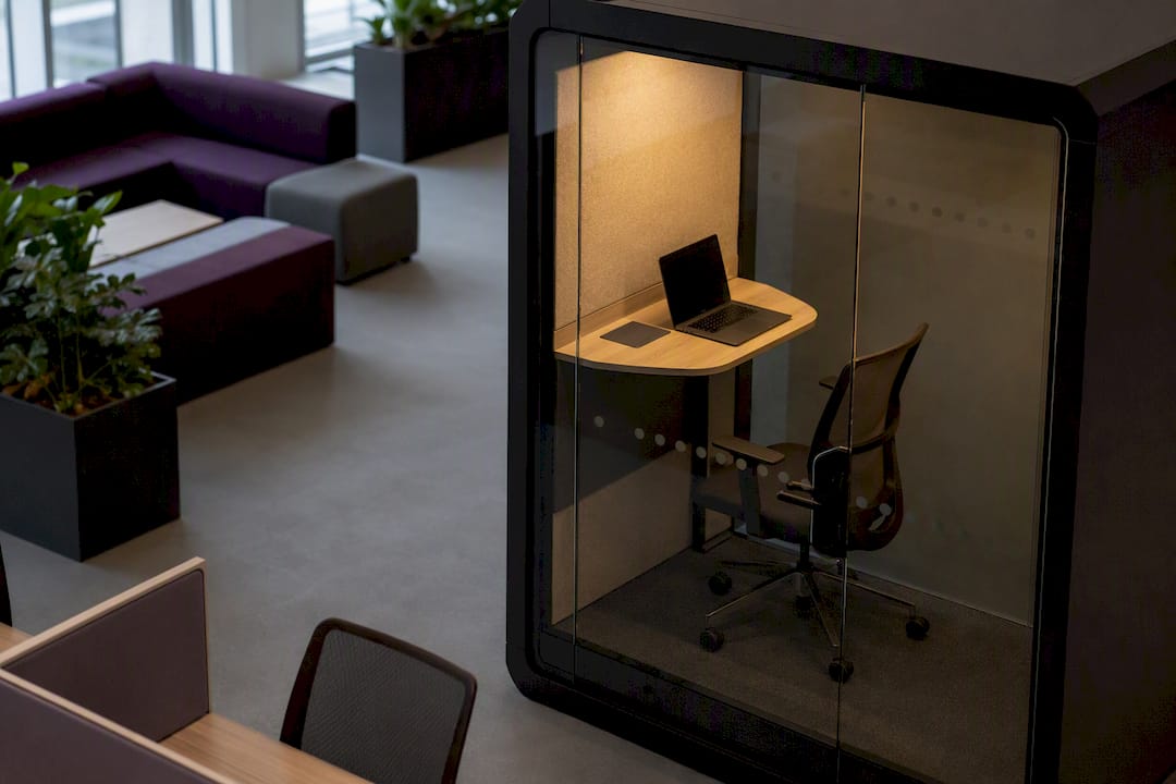 Enclosed focus space in hybrid office layout