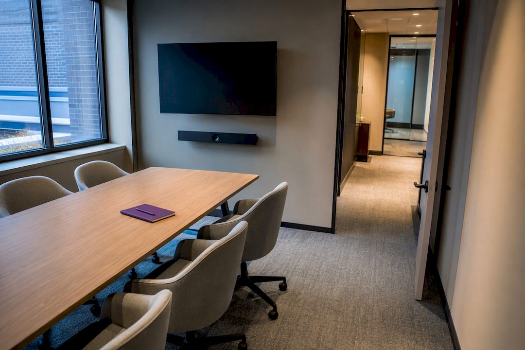 Meeting room table with clear circulation